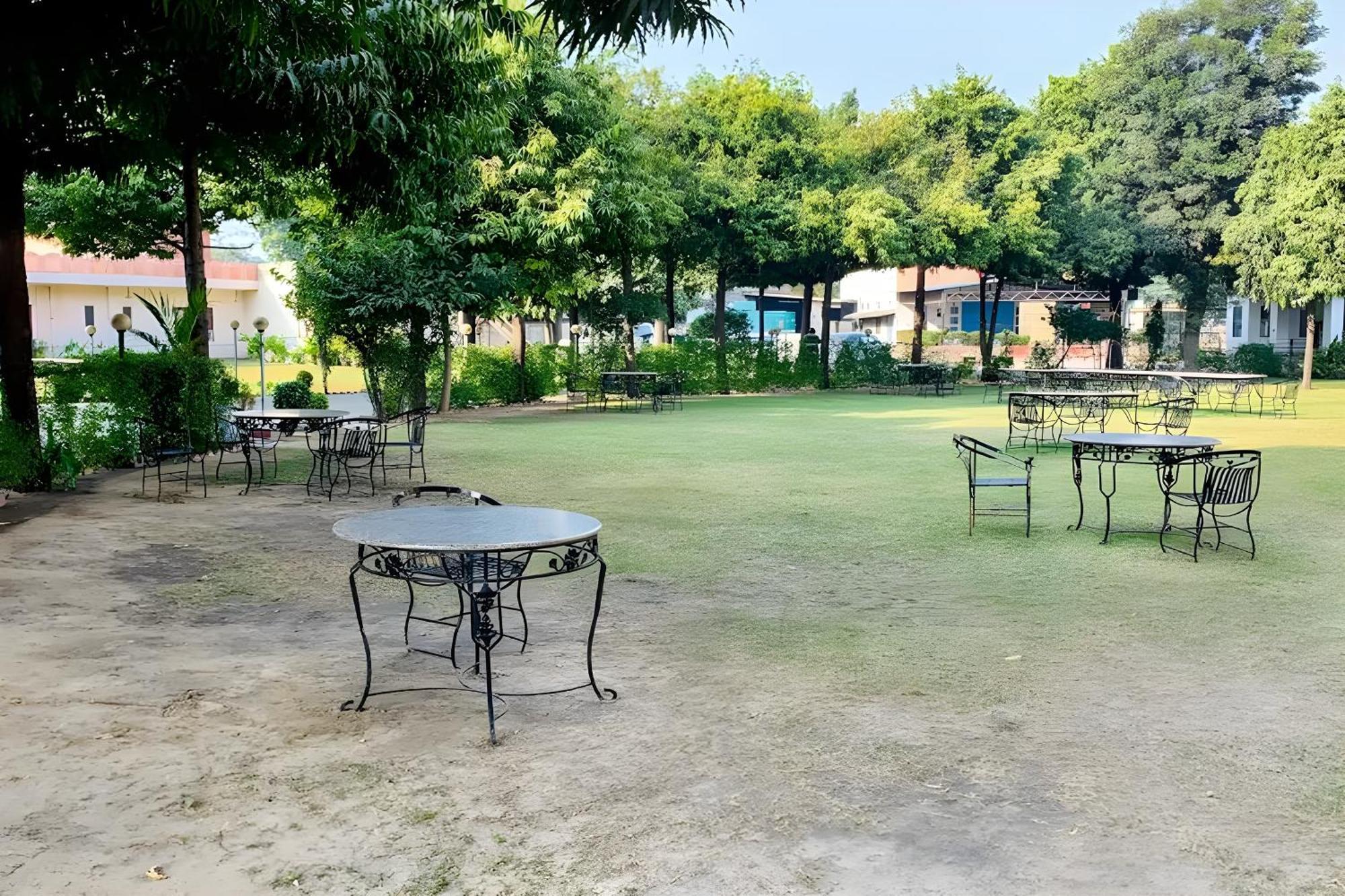 Hotel Amrapali Jaipur Bagian luar foto